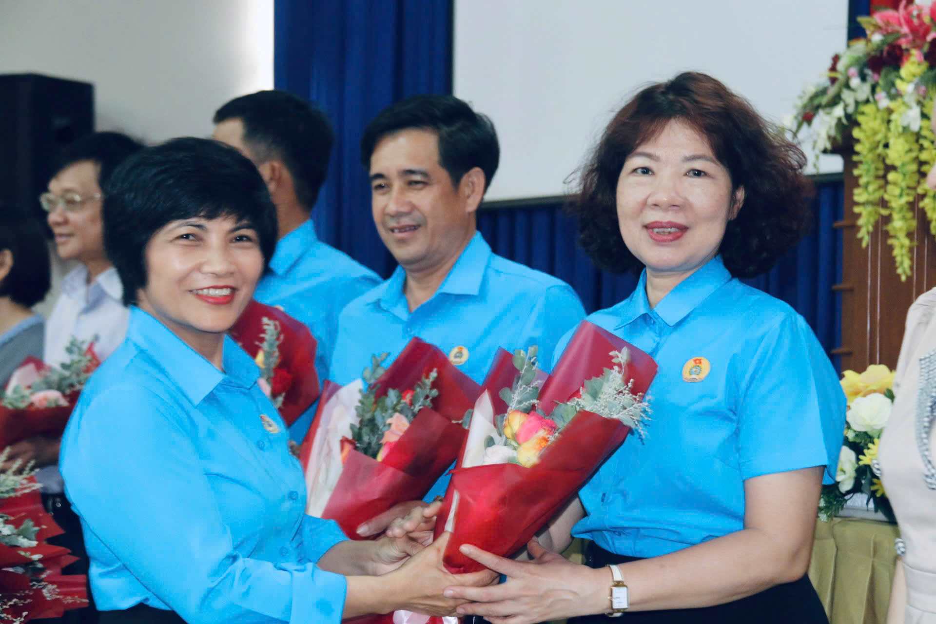 Leaders of Khanh Hoa Provincial Federation of Labor presented flowers to union officials who have stopped participating in the Executive Committee for the 2023-2028 term. Photo: Phuong Linh