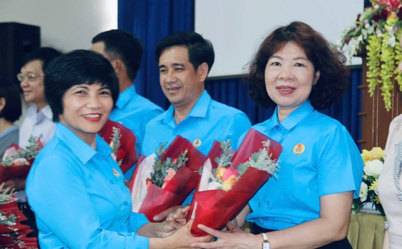 Leaders of Khanh Hoa Provincial Federation of Labor presented flowers to union officials who have stopped participating in the Executive Committee for the 2023-2028 term. Photo: Phuong Linh