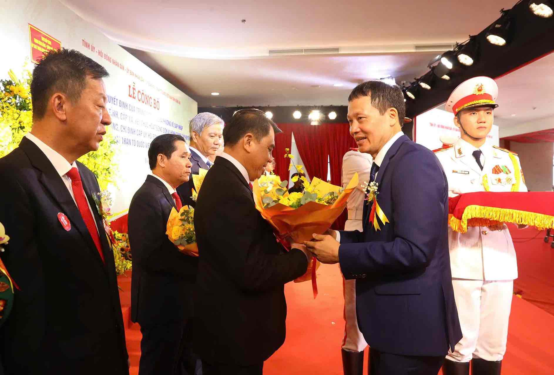 Secretary of the Dong Nai Provincial Party Committee Vu Hong Van congratulated the Secretaries of the new wards and communes of the province after the merger. Photo: HAC