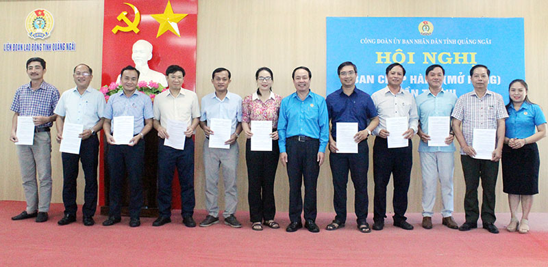 The Trade Union of the People's Committee of Quang Ngai province presented the Decision to dissolve and end the activities of grassroots trade unions of administrative agencies and public service units receiving 100% of the State budget salary. Photo: Hong Tram