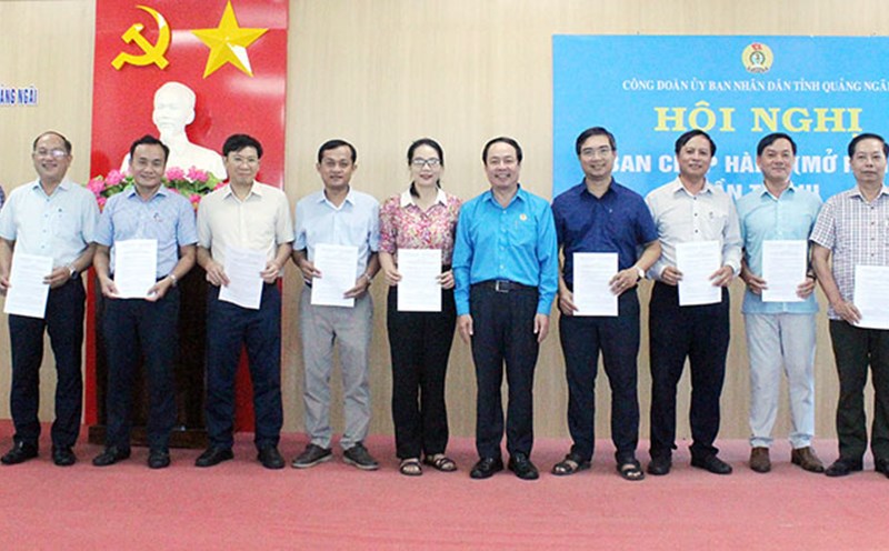 The Trade Union of the People's Committee of Quang Ngai province presented the Decision to dissolve and end the activities of grassroots trade unions of administrative agencies and public service units receiving 100% of the State budget salary. Photo: Hong Tram