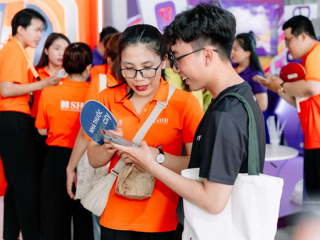 SHB SAHA nhan duoc su quan tam lon cua khach hang. Anh: SHB