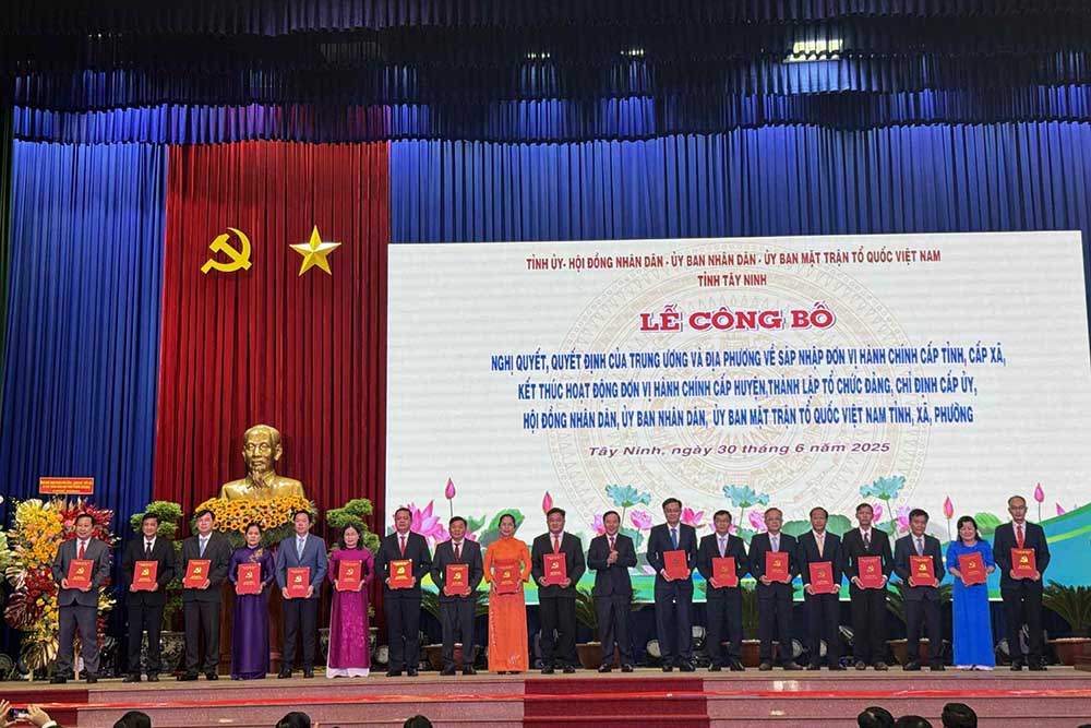 Tay Ninh completes personnel at the commune and ward levels. Photo: Hoang Tho