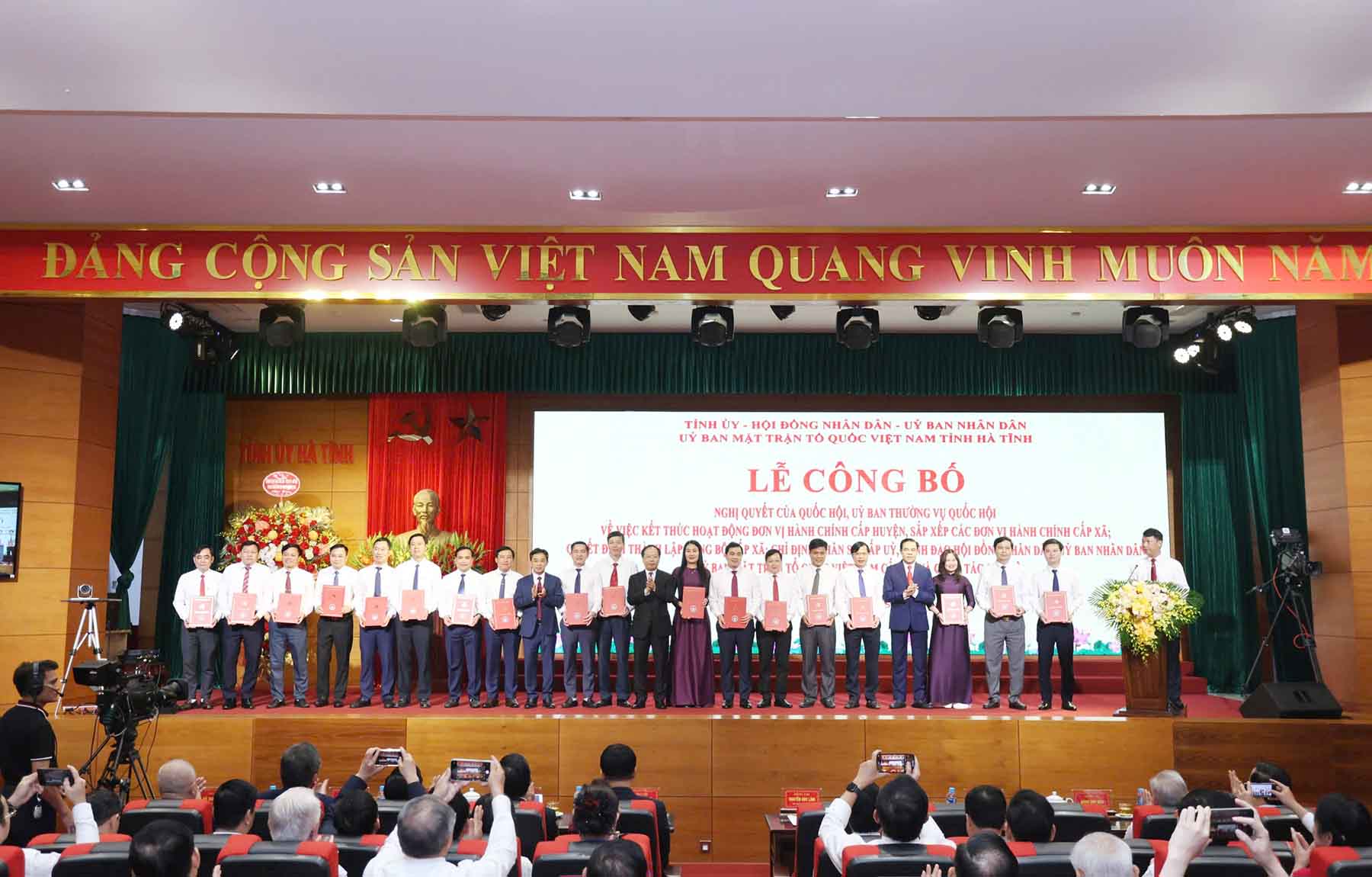 The Standing Committee of the Ha Tinh Provincial Party Committee presented the decision to the Secretaries of the new communes and wards in Ha Tinh. Photo: Tran Tuan.
