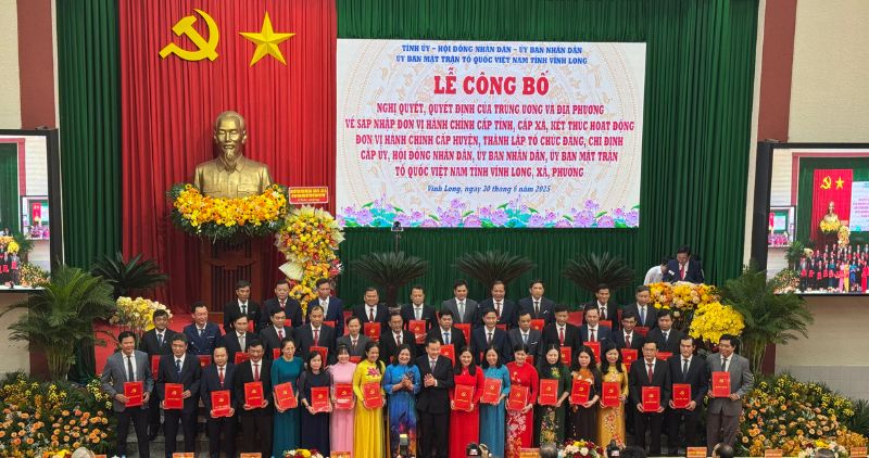 빈롱성은 124개 빈푹 코뮌에서 간부 업무 결정을 수여했습니다. 사진: Hoang Loc