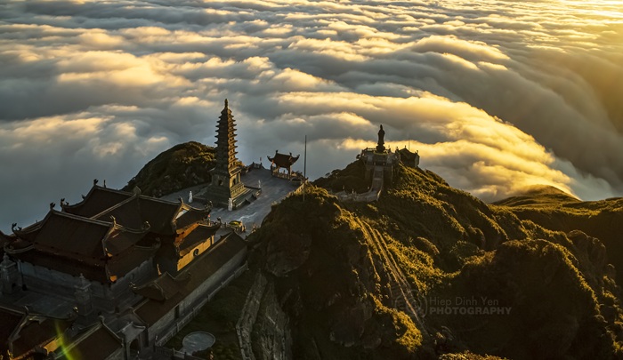 Quan the van hoa tam linh tren dinh Fansipan. Anh: