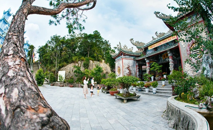 Chua Linh Ung tren dinh Ba Na