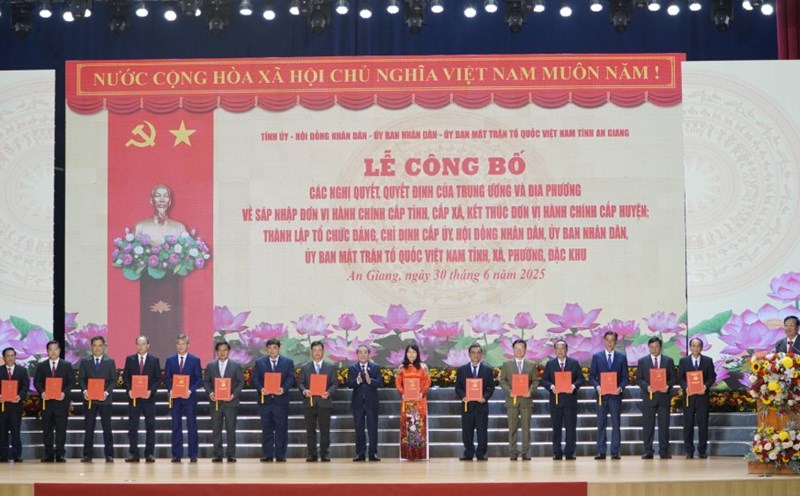 The Party Secretaries of communes, wards and special zones under An Giang province have just received the Resolution of the National Assembly Standing Committee and the Decisions. Photo: Nguyen Anh