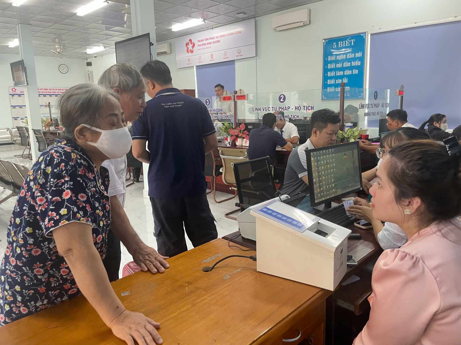 Nguoi dan duoc huong dan chuan bi truoc khi vao giai quyet cac thu tuc hanh chinh. Anh: Dinh Trong