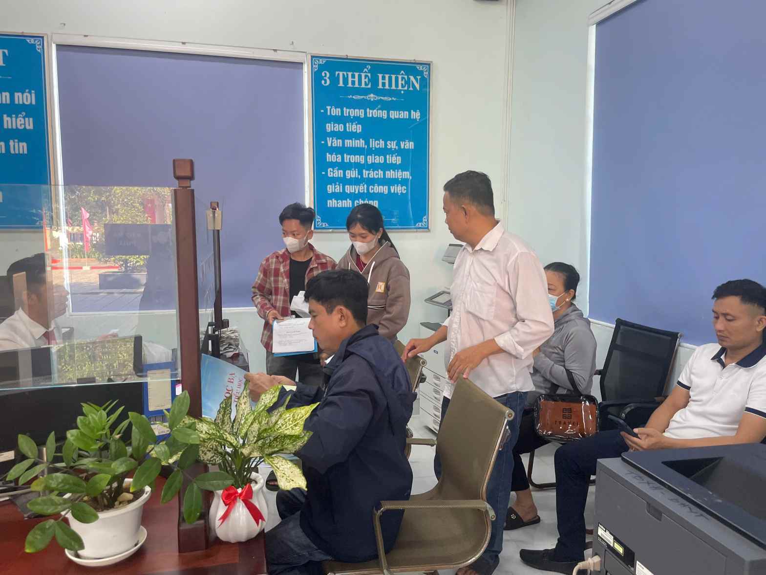 Nguoi dan thuc hien thu tuc hanh chinh nhanh hon, thuan tien hon. Anh: Dinh Trong