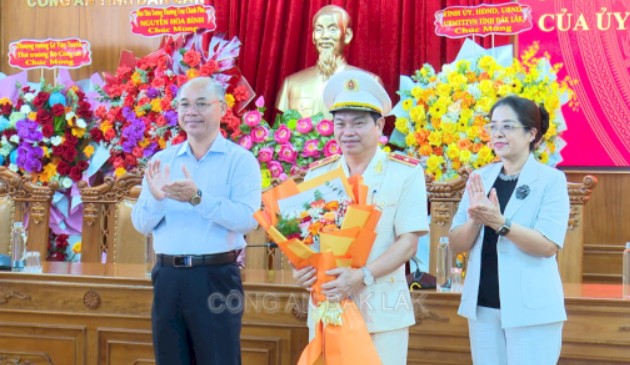 Dak Lak省の党委員会、人民委員会のリーダーが、Dak Lak省警察署長の職を務めるファン・タン・タム少将に花束を贈呈。写真:Dak Lak省警察