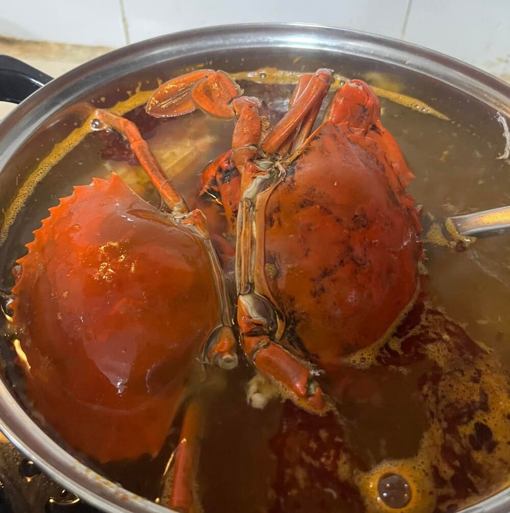 신선하고 맛있는 게를 사기 전에 주의 깊게 관찰하고 선택하세요. 사진: Linh Chi