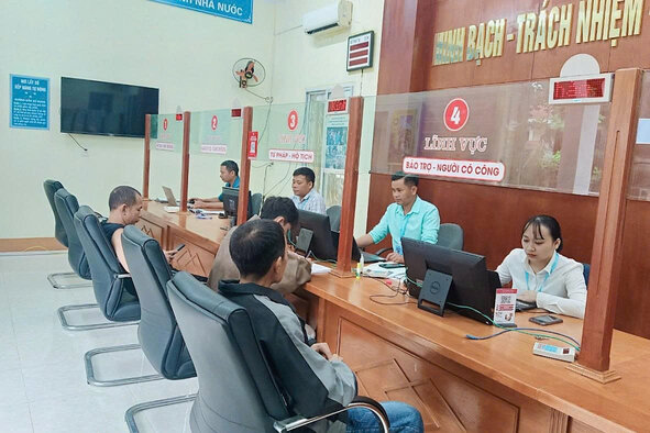 7월 1일 아침 행정 절차를 밟기 위해 Son La 지방 Yen Chau 코뮌 인민위원회 본부에 온 사람들. 사진: Truong Son