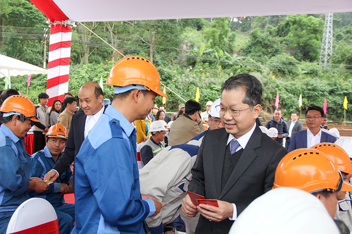 Bi thu Thanh uy Nguyen Van Quang tham, li xi dau nam cho cong nhan. Anh: Cong Thong tin dien tu Da Nang.