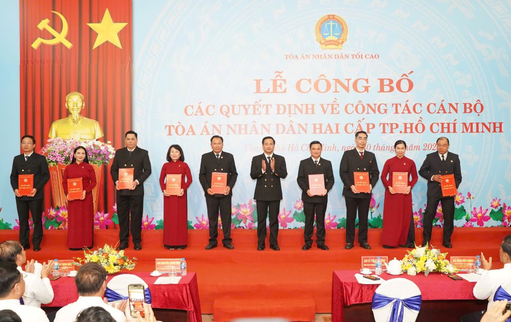 Chief Justice of the Ho Chi Minh City People's Court Le Thanh Phong presented the appointment decisions to 9 new Deputy Chief Justice of the Ho Chi Minh City People's Court. Photo: Son Thuan