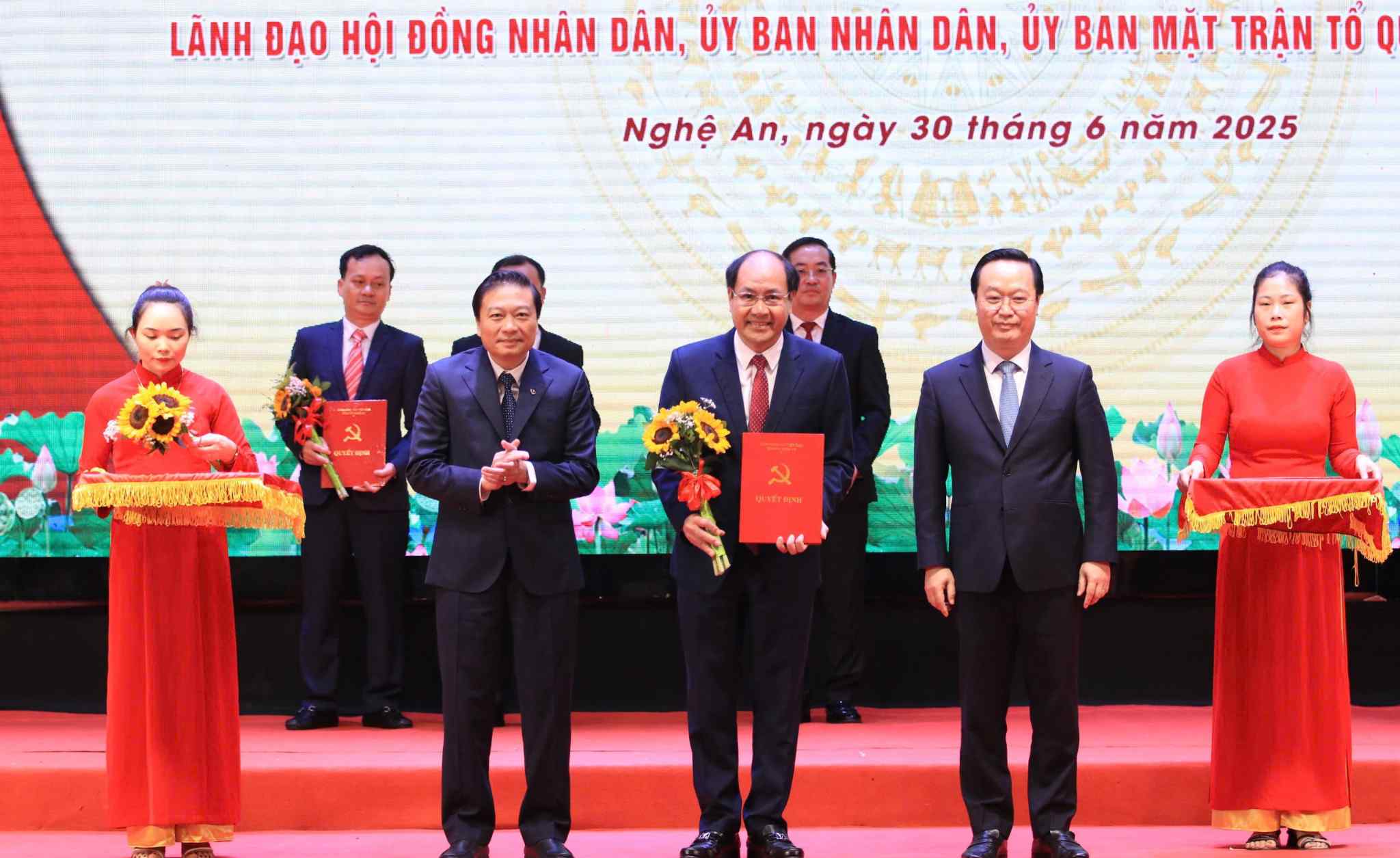The leaders of Nghe An province presented the decision to appoint and appoint comrade Nguyen Quang Tieu as Secretary of the Vinh Loc Ward Party Committee. Photo: Ngoc Anh