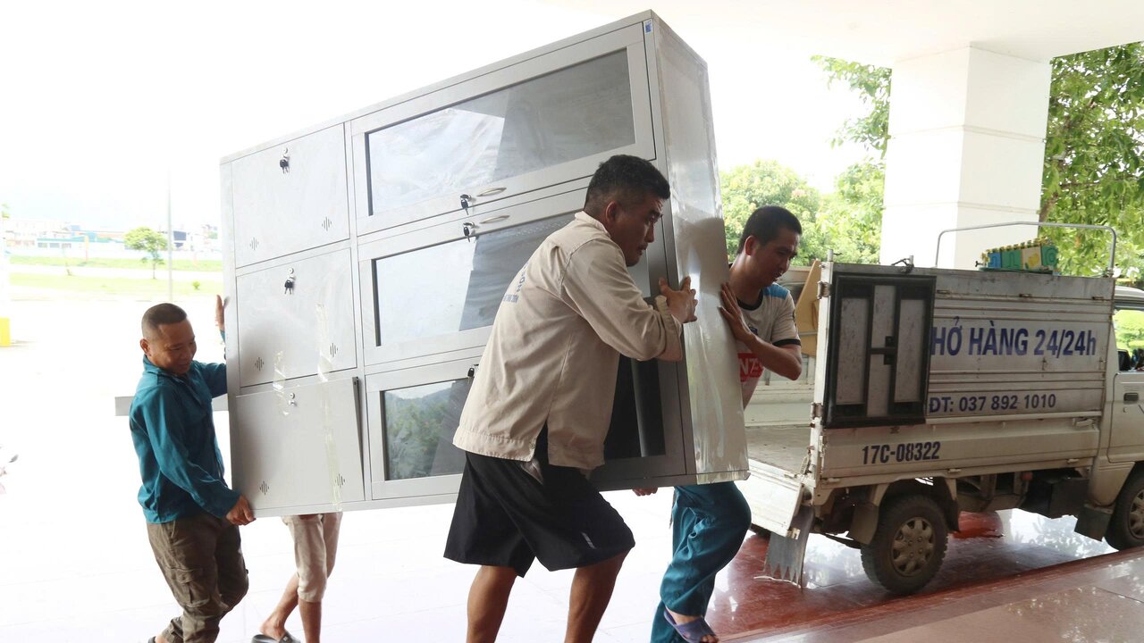 Sang ngay 30.6, khong khi van chuyen tu tai lieu va cac do dac thiet yeu dien ra khan truong tai tru so UBND phuong Hoa Binh. Anh: Binh Khang
