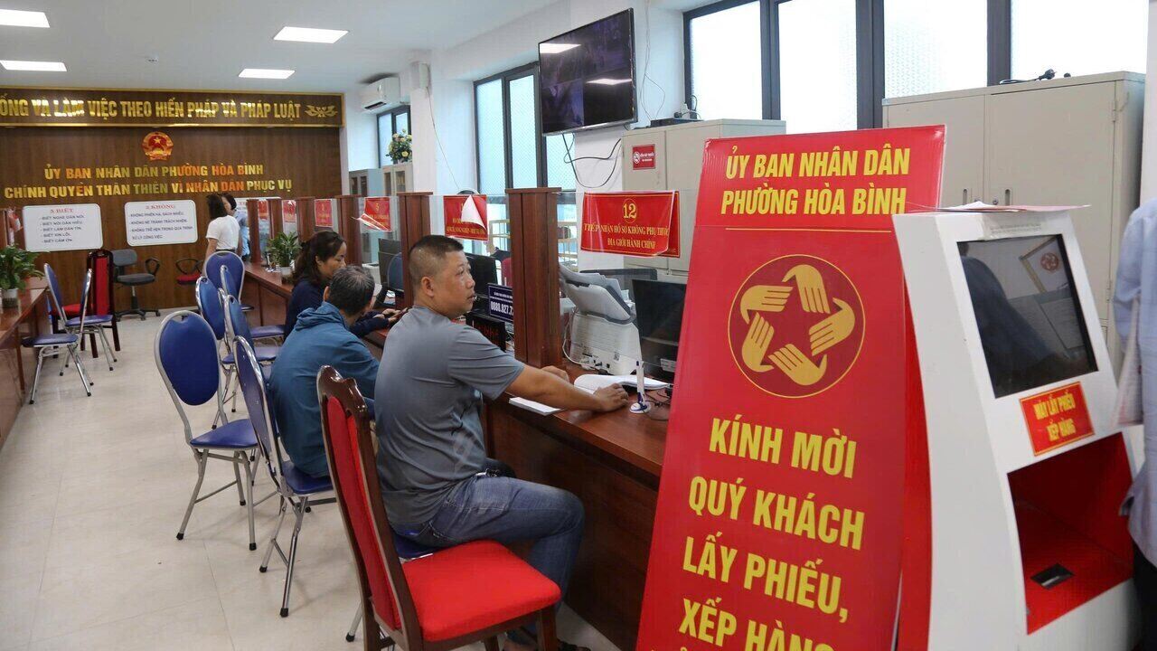 Trung tam phuc vu hanh chinh cong cua UBND phuong Hoa Binh tiep nhan cac yeu cau cua nguoi dan. Anh: Binh Khang