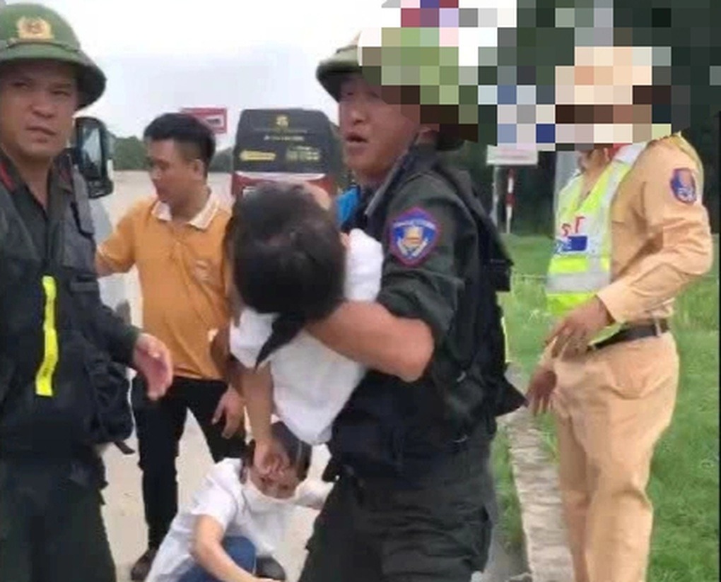 子供は、ハノイで母親と一緒に動いている間に発作を起こしています - ハイホン高速道路はタスクフォースによって緊急に運ばれました。写真：交通警察署のクリップからカット