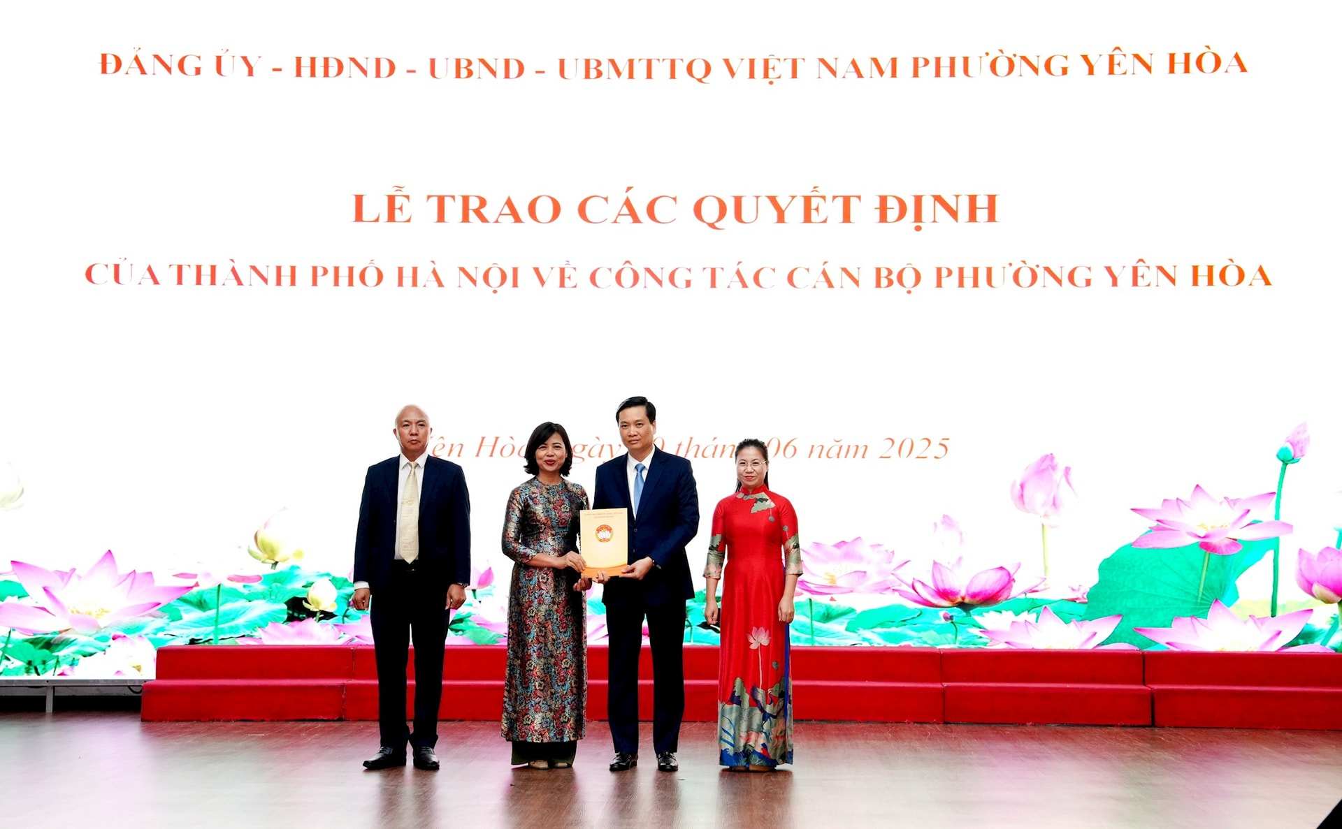 Cac can bo chu chot phuong Yen Hoa. Anh: Ha Phong