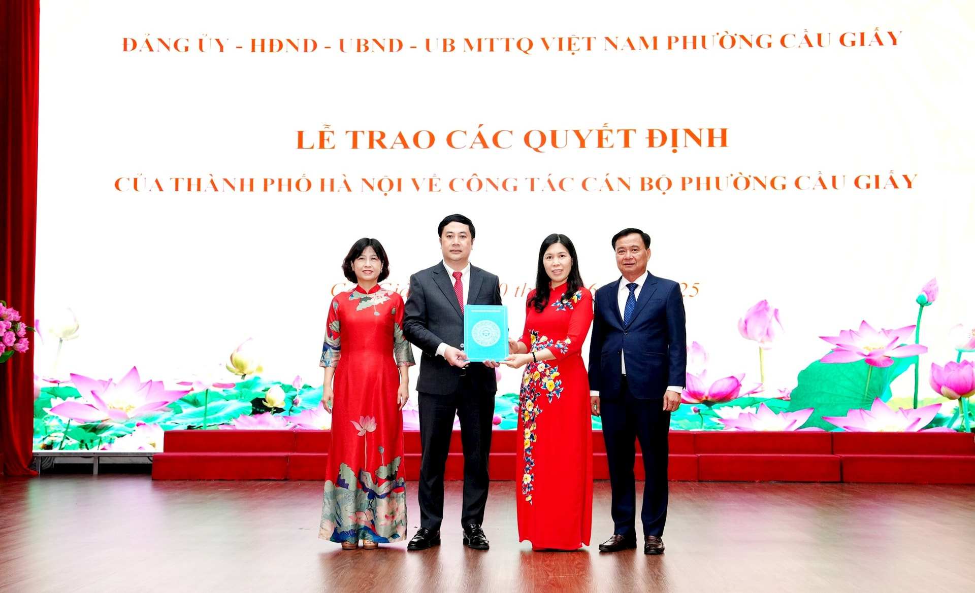 Cac can bo chu chot phuong Cau Giay. Anh: Ha Phong