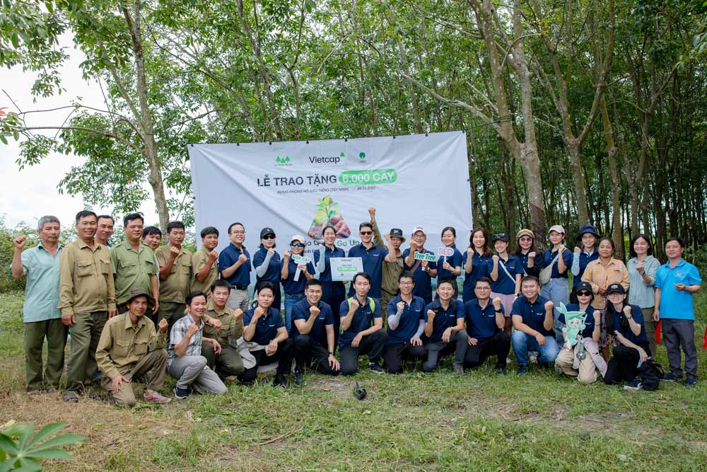Vietcap donated 6,000 trees in Dau Tieng protective forest within the framework of the Go Green Go Up community project. Photo: Provided by the enterprise