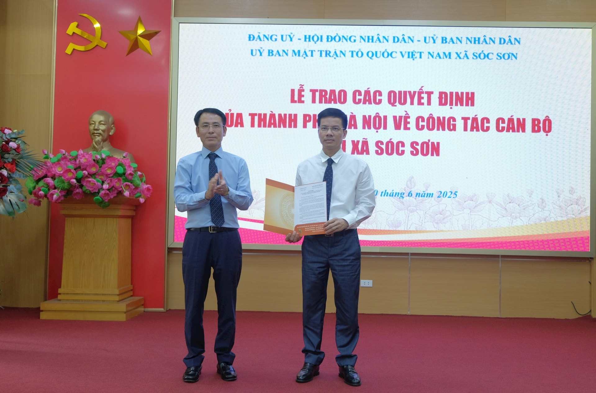 Pho Chu tich UBND thanh pho Ha Noi Nguyen Trong Dong trao Quyet dinh cho Bi thu Dang uy xa Soc Son Bui Duy Cuong. Anh: Hoang Son