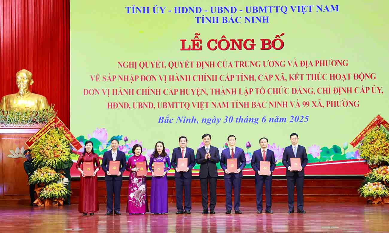 Chairman of the Central Inspection Committee Nguyen Duy Ngoc presented the Resolutions and Decisions of the Central Government to key leaders of Bac Ninh province. Photo: Bac Ninh Portal