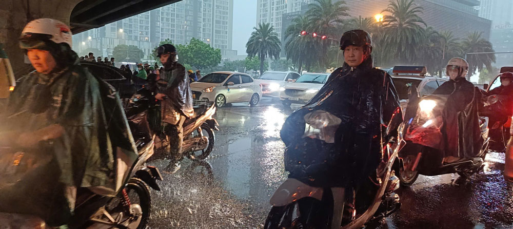 Theo ghi nhan, do anh huong cua mua lon, khu vuc nut giao Pham Hung - Me Tri tro nen tac nghen. Phuong tien giao thong gap kho khan khi di chuyen. Anh: Hai Danh