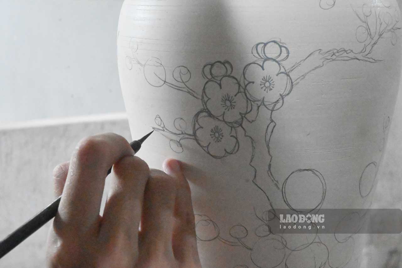 The younger generation kept the fire of the Bat Trang pottery industry.