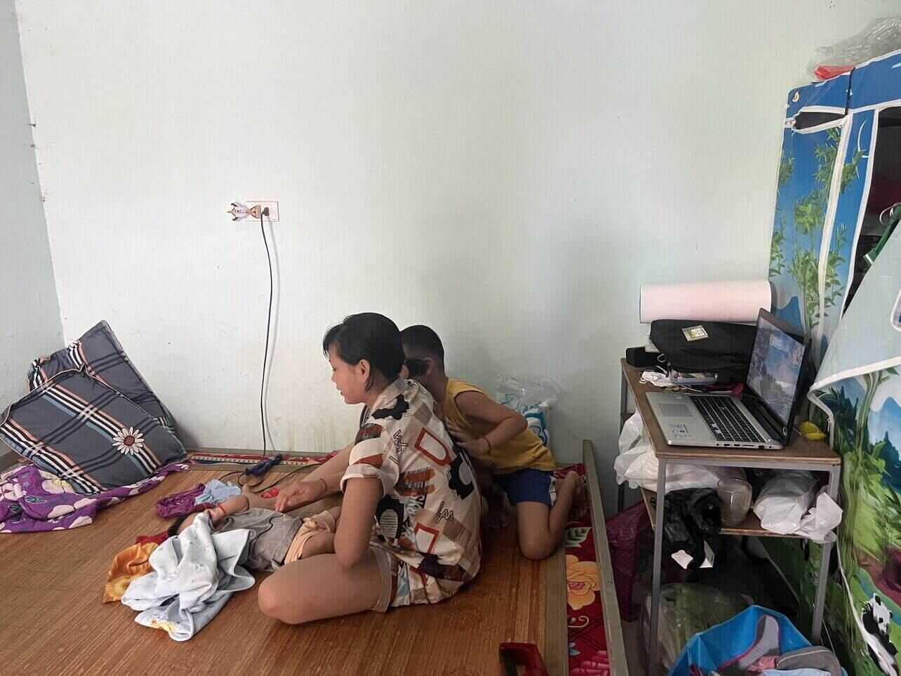 Voi nhieu cong nhan, chi phi giao duc la ganh nang voi con cai. Anh: Minh Huong.