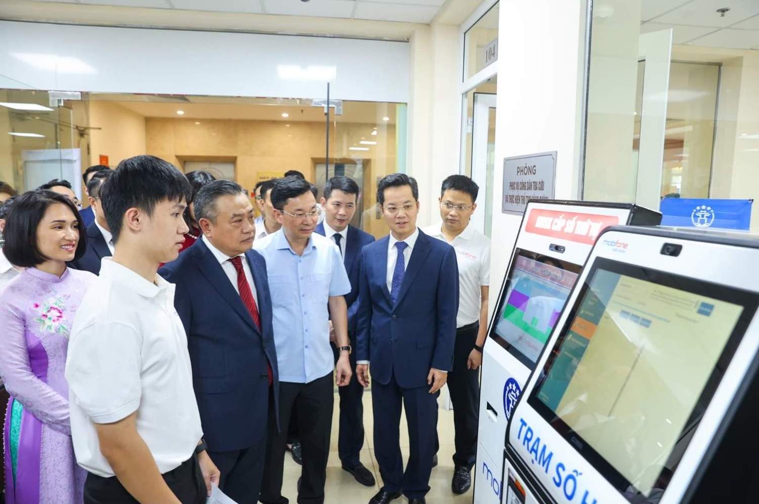 Lanh dao UBND thanh pho Ha Noi cung Lanh dao Tong cong ty Vien thong MobiFone kiem tra he thong thong tin giai quyet thu tuc hanh chinh.