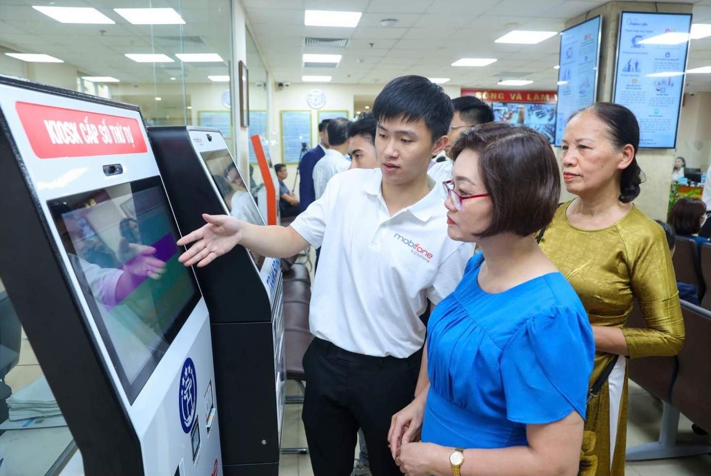 Can bo ky thuat MobiFone huong dan nguoi dan thuc hien thao tac tren he thong thong tin giai quyet thu tuc hanh chinh theo mo hinh chinh quyen dia phuong 2 cap.