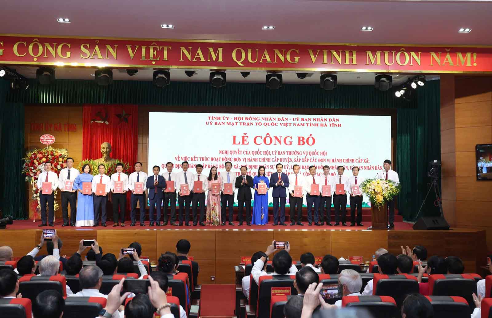 Handing over decisions on personnel work in new communes and wards in Ha Tinh. Photo: Tran Tuan