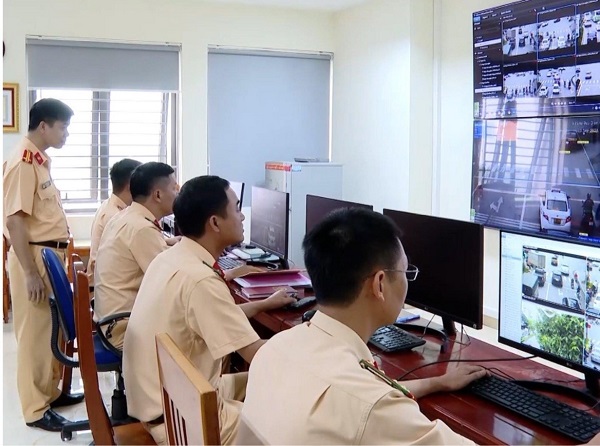 La policia revisa las multas frias. Foto: Policia de Thanh Hoa