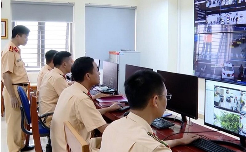 The police check the fine. Photo: Thanh Hoa Police