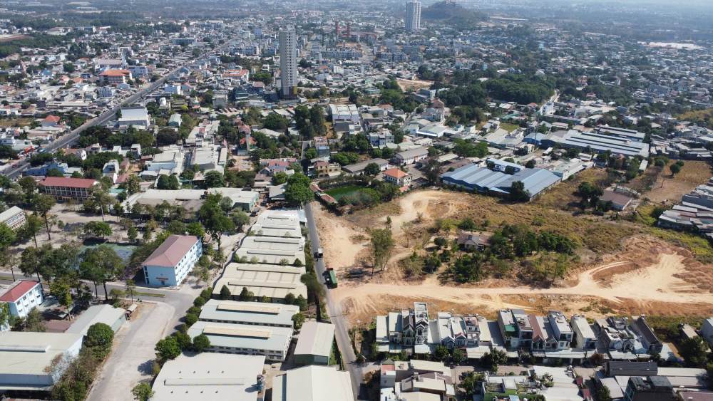 El Comite Popular de la Provincia de Binh Duong aprueba el precio de la tierra para el Binh un proyecto residencial de Binh y West West en una ciudad. Foto: Dinh Trong