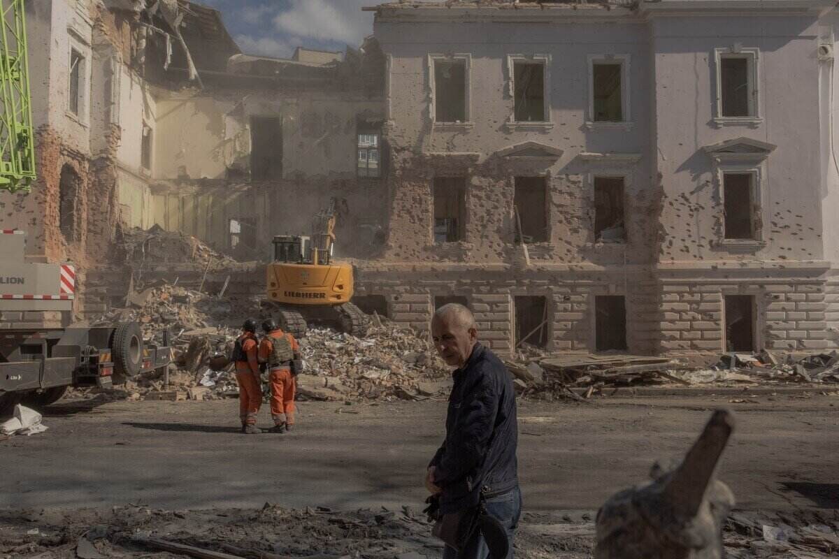 2025년 4월 14일 우크라이나 북동부 수미의 미사일 공격 지점. 사진: AFP