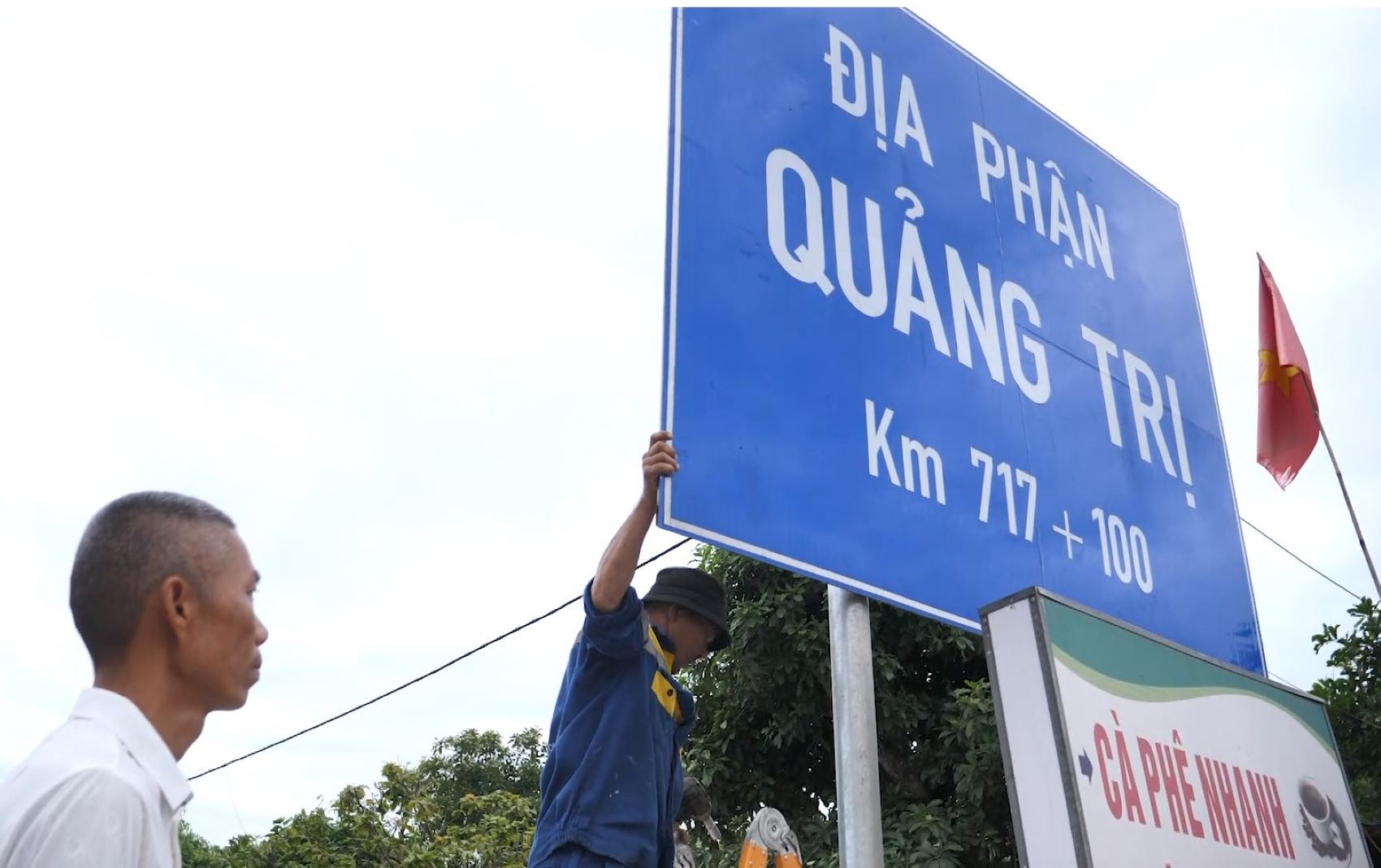 Quang Tri省の行政境界標識は、6月30日の朝に撤去されました。写真:T.ホアン