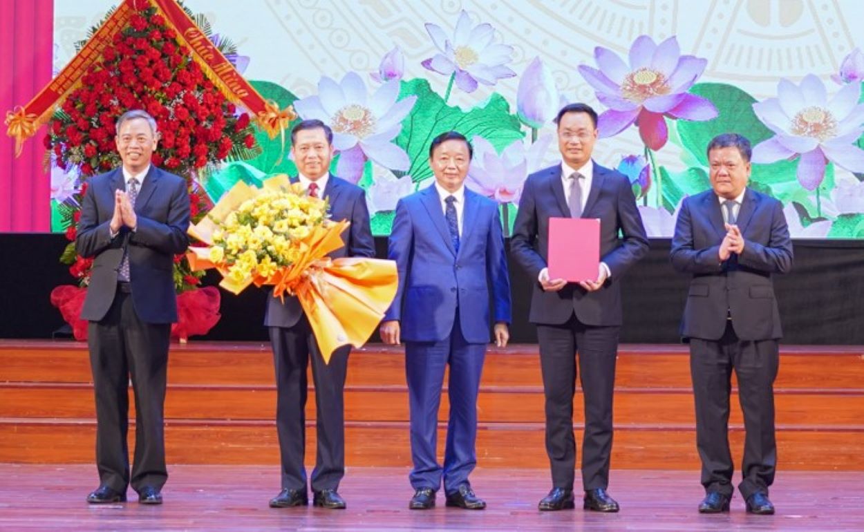 Uy vien Trung uong Dang, Pho Thu tuong Chinh phu Tran Hong Ha trao cac nghi quyet, quyet dinh ve viec sap xep don vi hanh chinh cap tinh cho Thuong truc Tinh uy Quang Tri moi. Anh: H.Nguyen