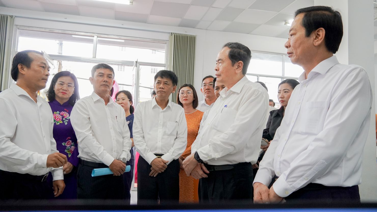 Chu tich Quoc hoi Tran Thanh Man nghe lanh dao Trung tam phuc vu hanh chinh cong phuong Phu Loi bao cao ve van hanh hoat dong Trung tam. Anh: Phuong Anh