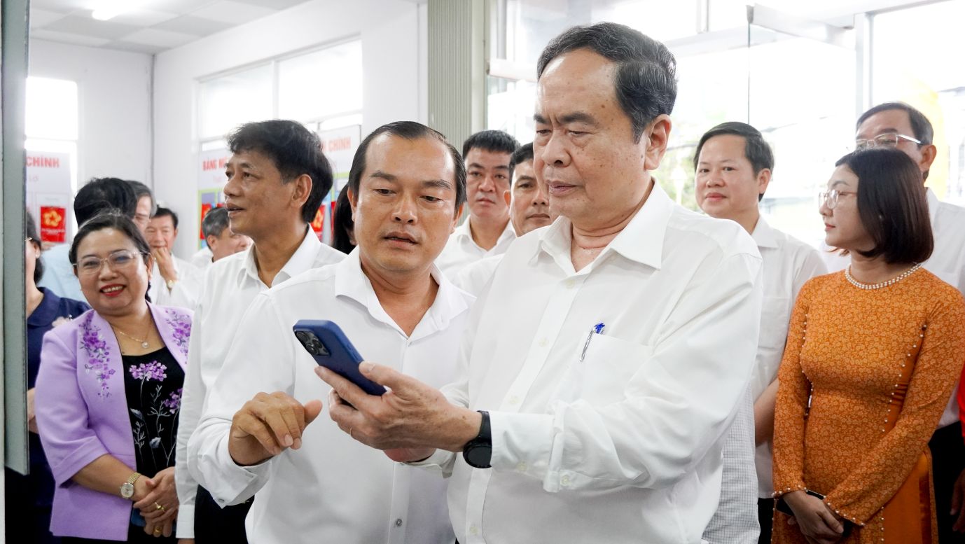 Chu tich Quoc hoi thuc hien quyet ma QR giai quyet thu tuc hanh chinh tai Trung tam phuc vu hanh chinh cong phuong Phu Loi. Anh: Phuong Anh