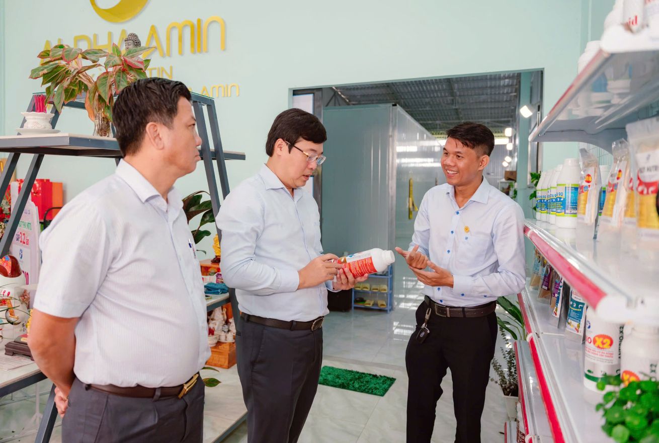 Bi thu Tinh uy Dong Thap Le Quoc Phong trong lan tham quan co so san xuat san pham chan nuoi sach cua thanh nien khoi nghiep o Cao Lanh truoc ngay sap nhap tinh. Anh: Thanh Mai