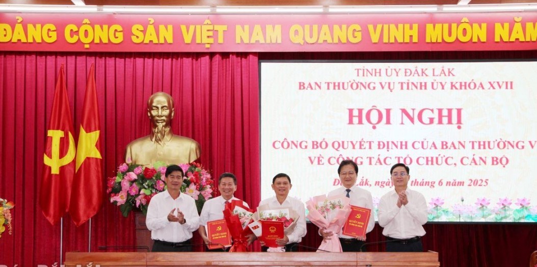 지방 당 위원회 지도부와 Dak Lak 지방 인민위원회가 개인에게 조기 퇴직 결정을 수여합니다. 사진: Quynh Anh