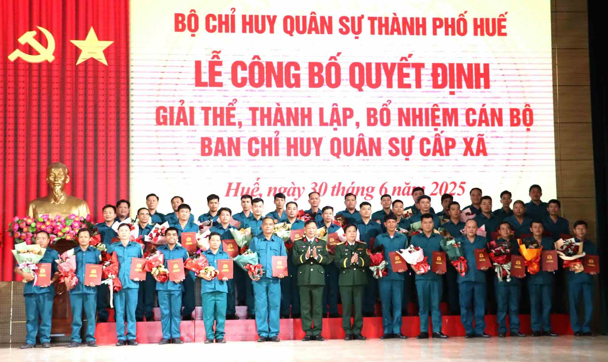 후에시 군사령부 지도부가 40개의 코뮌 및 구 군사령부 설립 결정을 수여했습니다. 사진: Quang Dao
