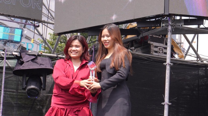 Niki Nguyen - dai dien Hepmil Viet Nam len nhan cup don vi doi tac sang tao noi dung va van hanh, san xuat livestream tai su kien TikTok Beauty Fest 2025. Anh: Hepmil