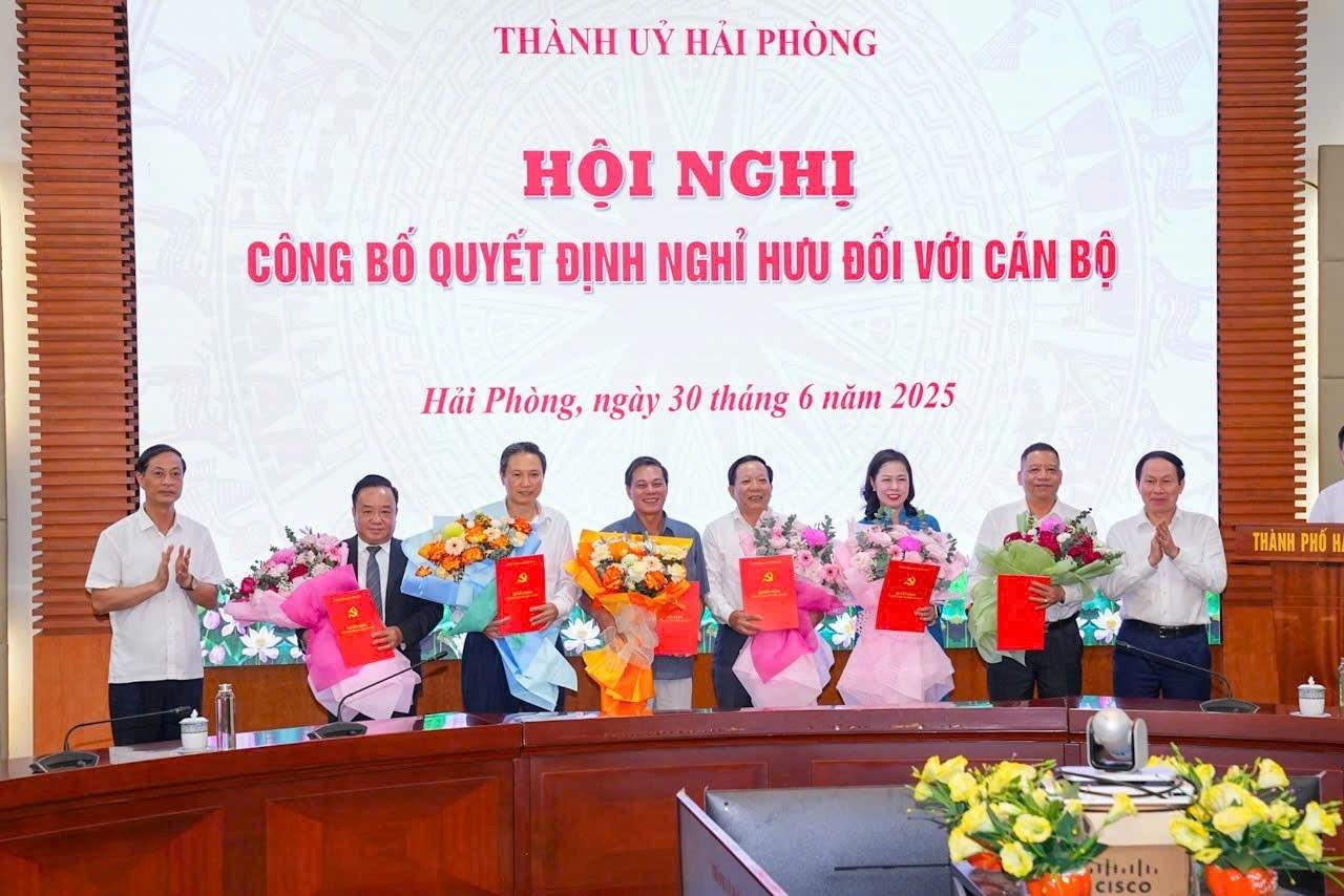 The leaders of the City Party Committee presented regulations to the cadres and leaders of the retirement period. Photo: Hai Phong Portal