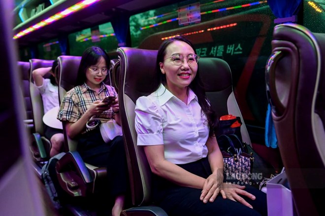 Chuyến xe đầu tiên đưa cán bộ phường ở Nam Định về Ninh Bình làm việc