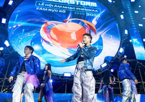 Nam ca si Quan A.P don tim khan gia voi loat ban hit tai dem nhac hoi. Anh: Ban to chuc