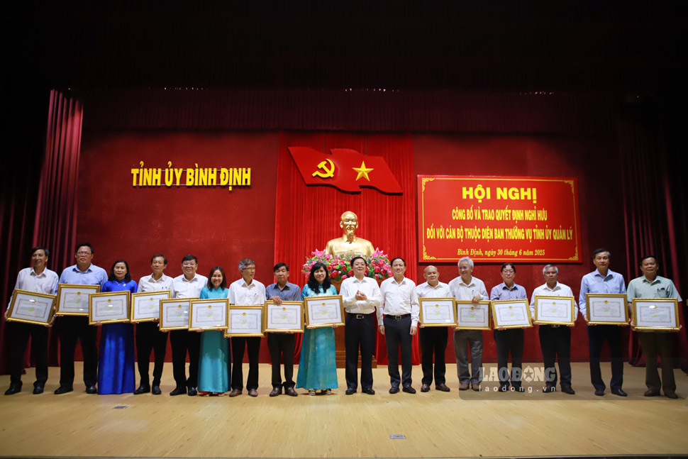 Trao bang khen cua Chu tich UBND tinh Binh Dinh cho cac ca nhan co thanh tich xuat sac. Anh: Hoai Phuong